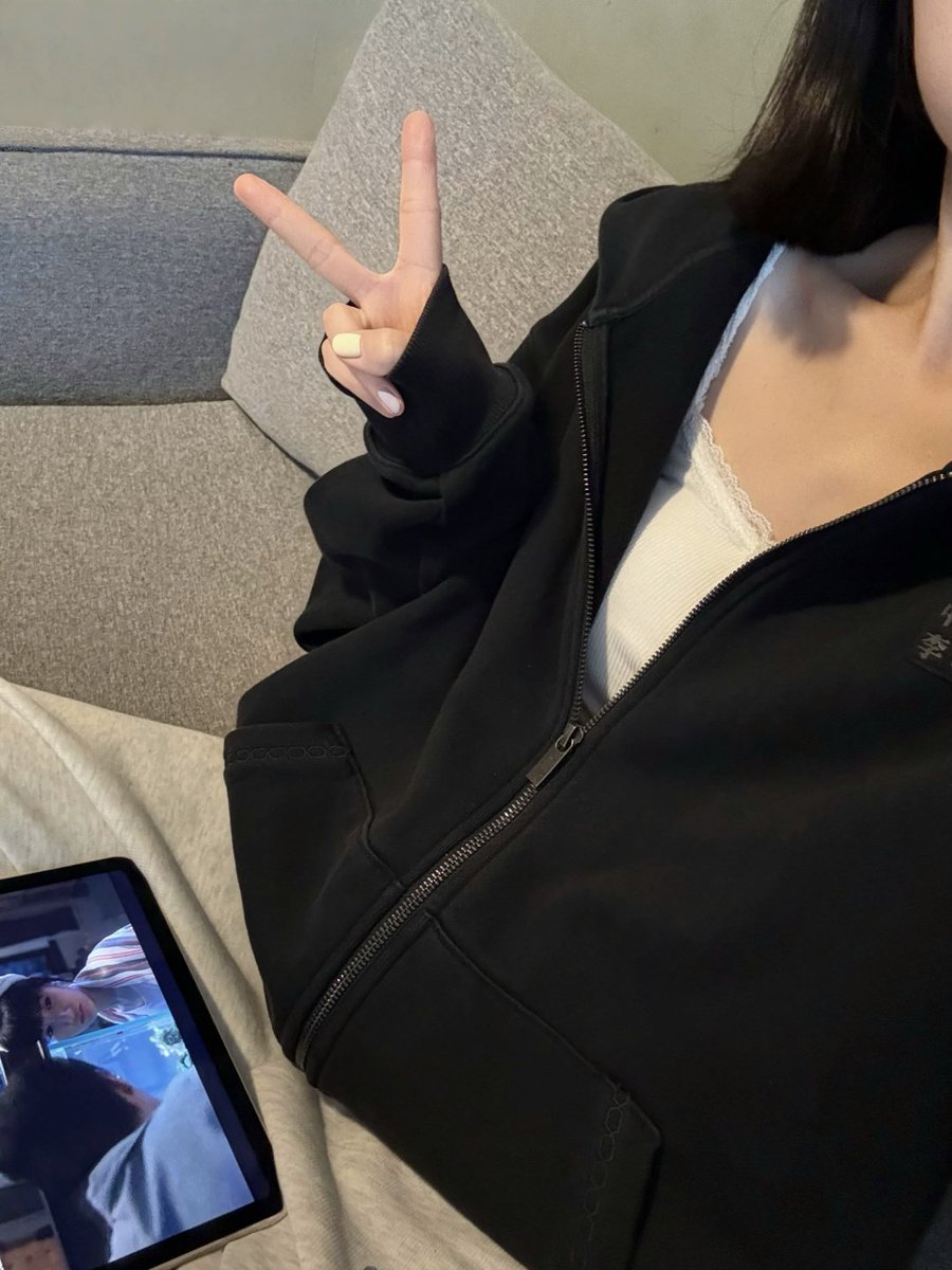 qasdguio's tweet photo. Chillin’ with my hoodie and a movie, peace and quiet. ✌️🍿 #CozyVibes #MovieTime https://t.co/f2uejIpHJJ