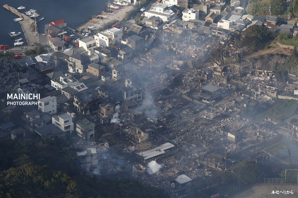 大分市佐賀関で18日夕に発生した火災は一夜明けても鎮火せず、19日朝までに170棟以上に延焼が広がっています。

写真特集→mainichi.jp/graphs/2025111…