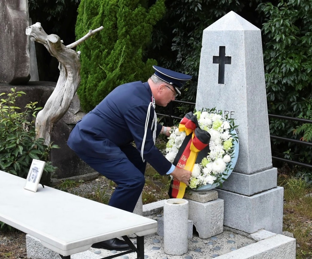 国防武官ペルジケ大佐は11月上旬、広島市比治山陸軍墓地、大分市桜ヶ丘