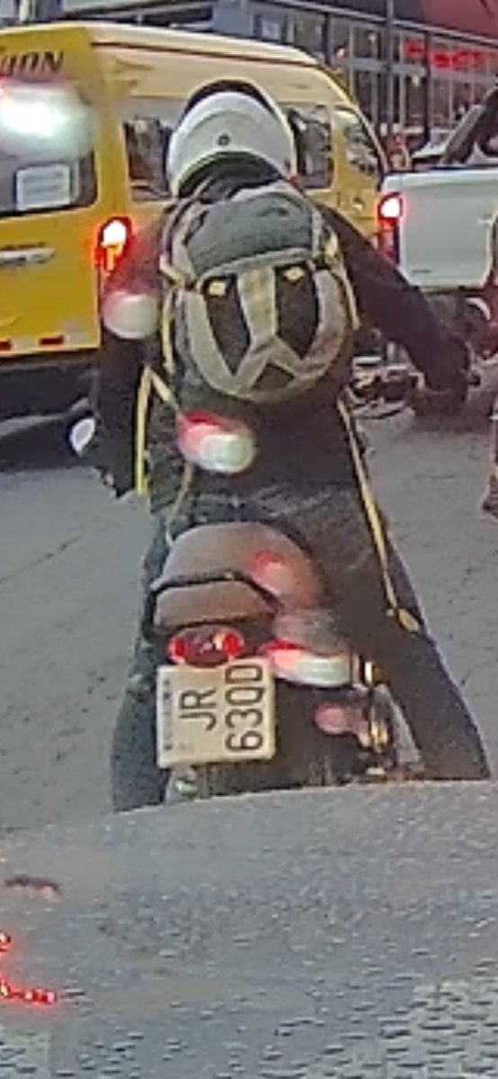 SUCO_ALV's tweet photo. @AMT_Quito cuando van a controlar a los motociclistas pasan golpeando los espejos, se meten entre los autos y no hay autoridad que controle. https://t.co/rZ5uu9lwYg