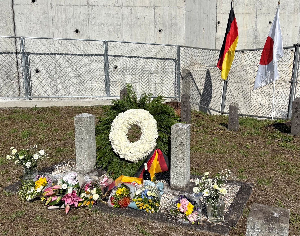 国防武官ペルジケ大佐は11月上旬、広島市比治山陸軍墓地、大分市桜ヶ丘