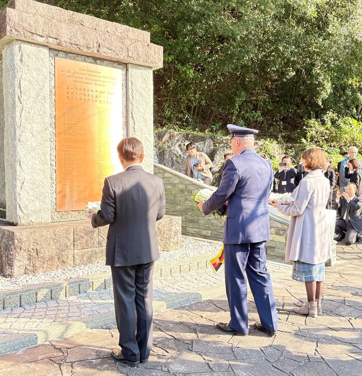 国防武官ペルジケ大佐は11月上旬、広島市比治山陸軍墓地、大分市桜ヶ丘
