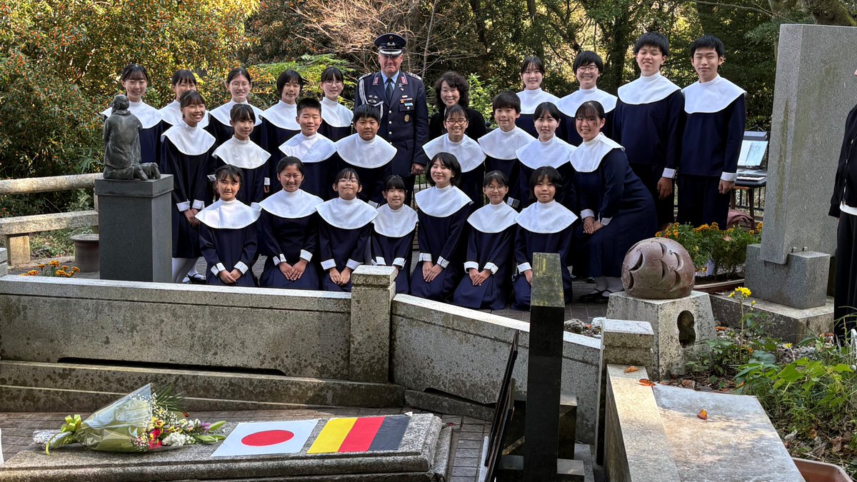 国防武官ペルジケ大佐は11月上旬、広島市比治山陸軍墓地、大分市桜ヶ丘