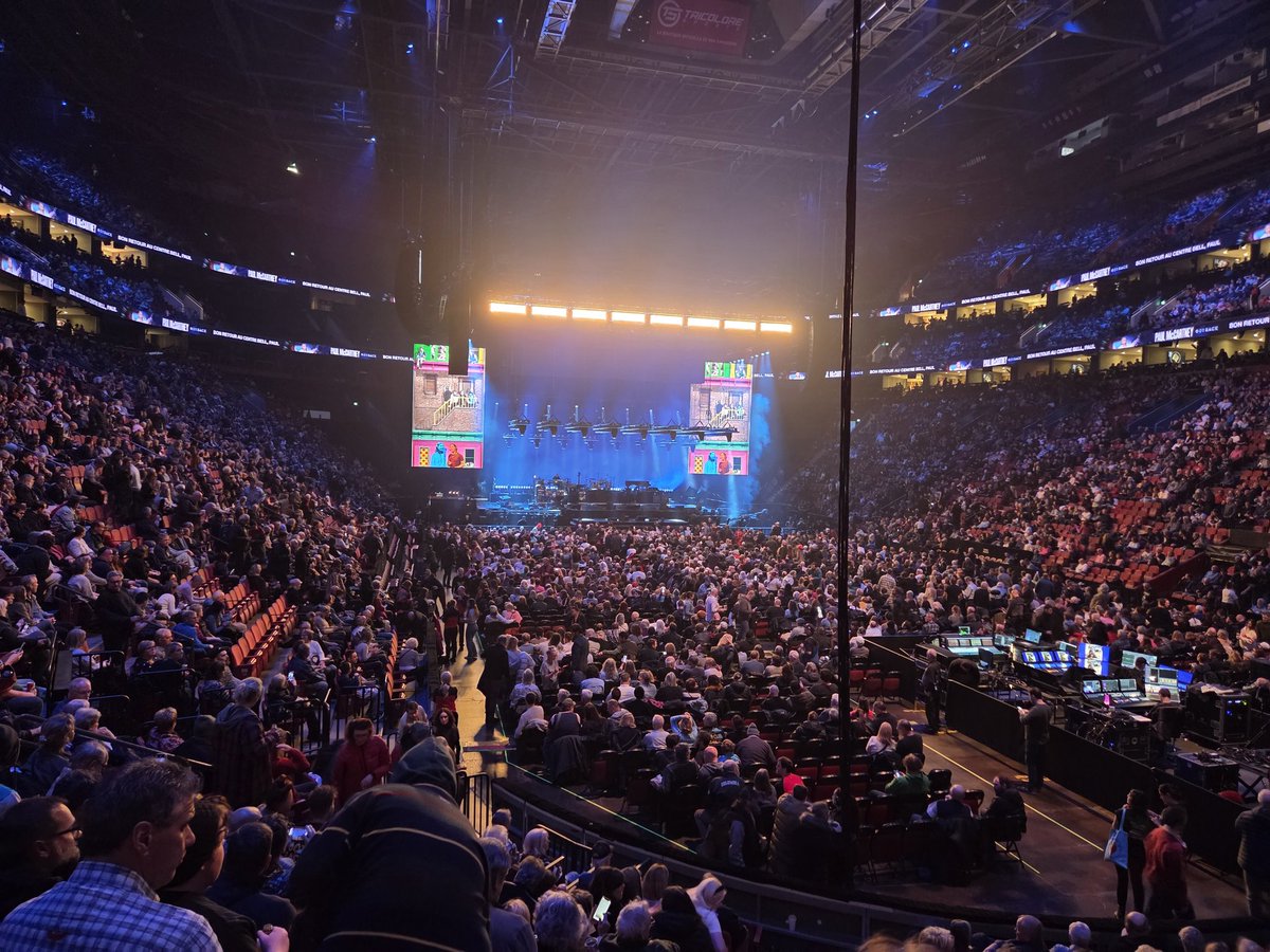 melih's tweet image. Waiting for the living legend to come out! 🤩 @CentreBell