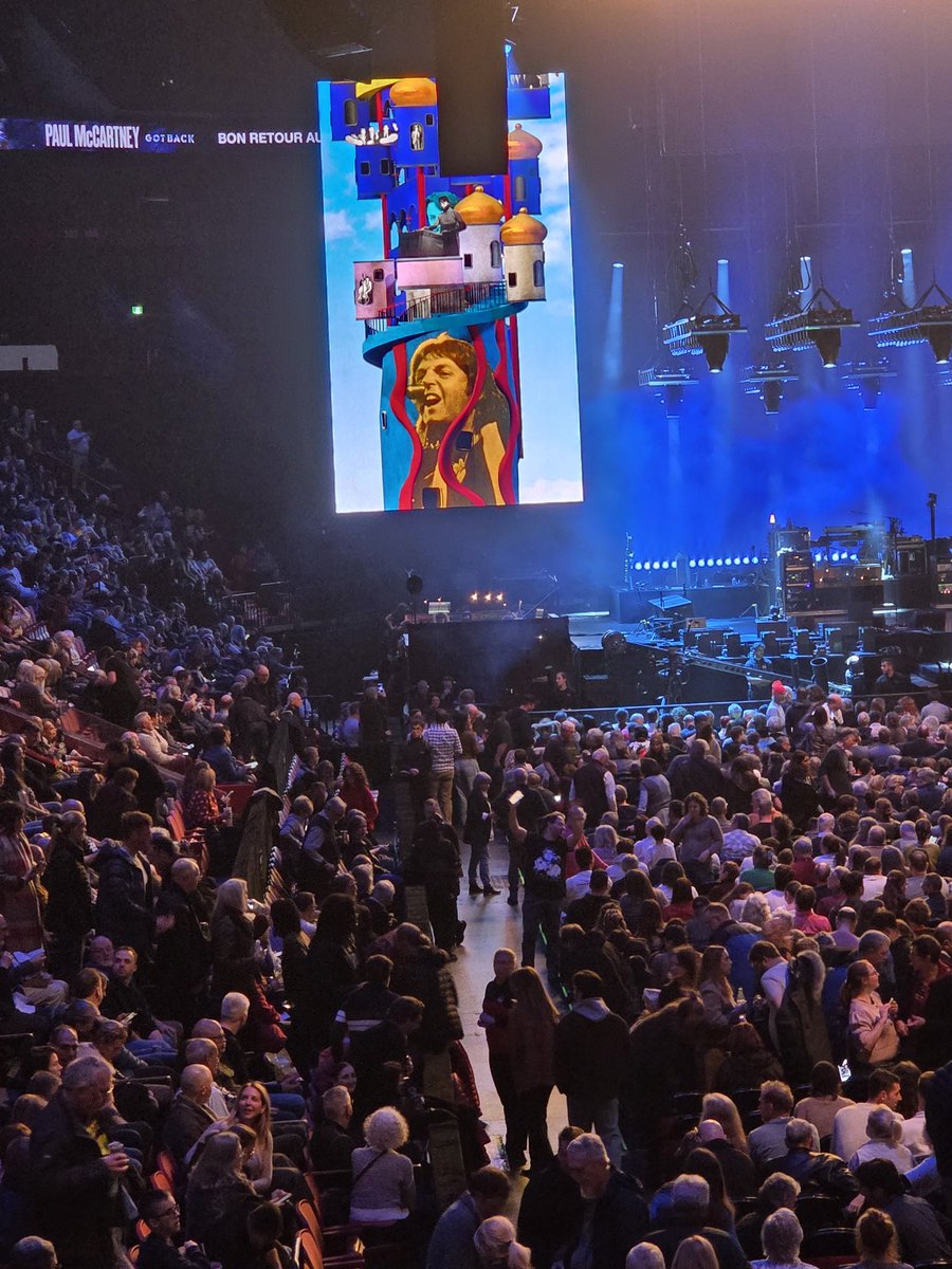 melih's tweet image. Waiting for the living legend to come out! 🤩 @CentreBell