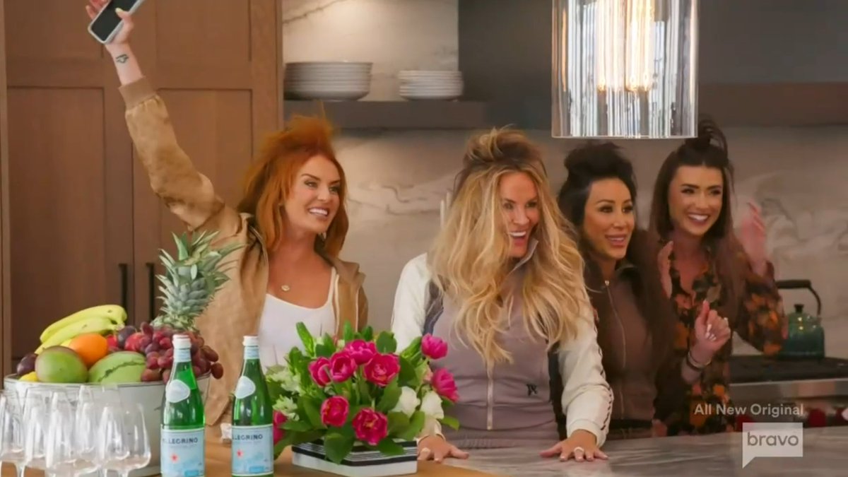 There's an actual Lisa Barlow Hater Club - beyond cringe. Please get a hobby. #RHOSLC