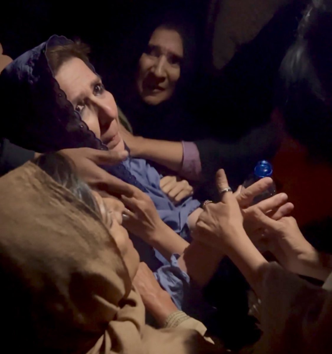 ARYSabirShakir's tweet image. ان تمام دانشوروں کیلیے جو تین دن سے ایک سوال کرنے پر حقوق نسواں کیلیے گلے پھاڑ پھاڑ قوالی کررہے تھے