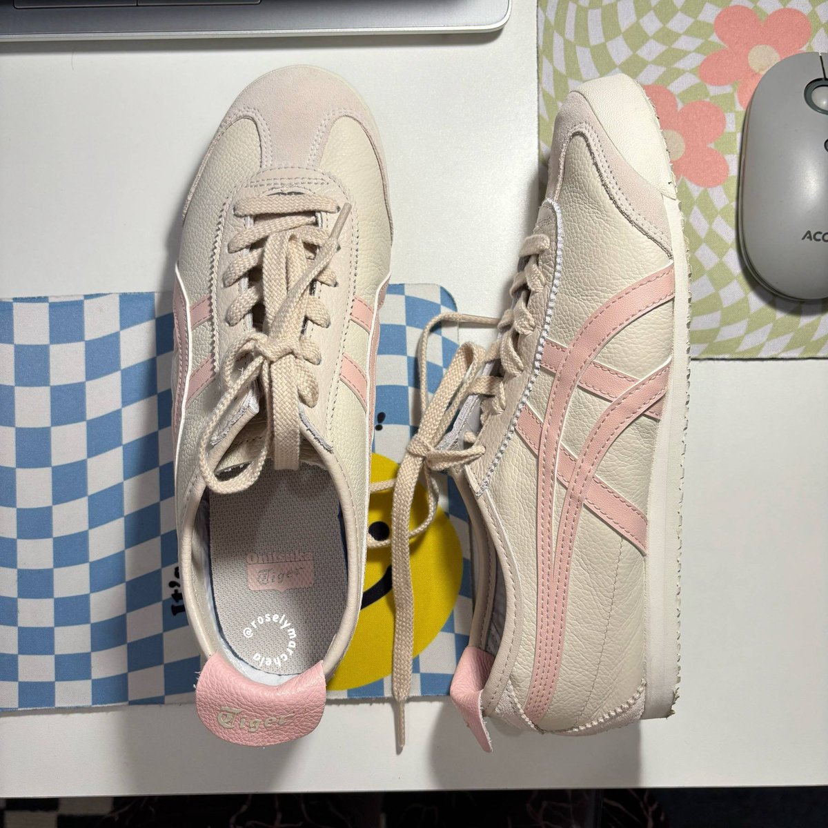 roselymarchela's tweet photo. ONITSUKA
jastip trusted bisa request 
💌 https://t.co/CGz4y86epy
💌 https://t.co/gRkXc6MdyB
💌 https://t.co/3ktHnoWTXO

onitsuka tiger mexico 66 warna oatmeal ginger peach ini beneran gampang dipaduin sama outfit apa pun 😭🩷 warnanya soft, agak warm tone, jadi kelihatan clean tapi tetep standout & cakeeeeppp parah

bahan uppernya lembut, ringan, dan makin lama makin ngikut bentuk kaki. bagian heel flap yg iconic itu juga gak nusuk dan nyaman dipake jalan jauh 👍🏻
