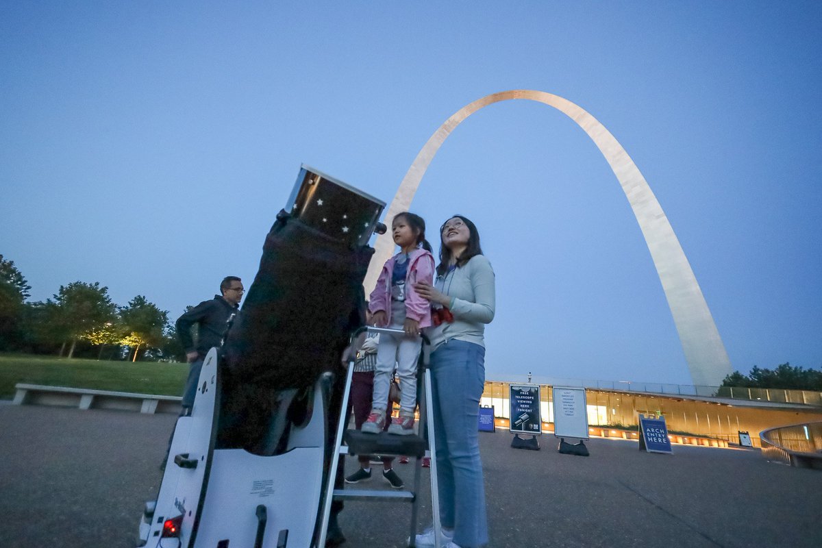 GatewayArchSTL's tweet image. Join us for the final Gateway to the Stars program at Gateway Arch National Park this year! On Friday, Nov. 28, from 5 - 7:30 pm we&apos;re going to explore the &quot;ghosts&quot; of the Arch grounds 👻 and have a telescope viewing of the night&apos;s sky (weather permitting). Come learn about the…