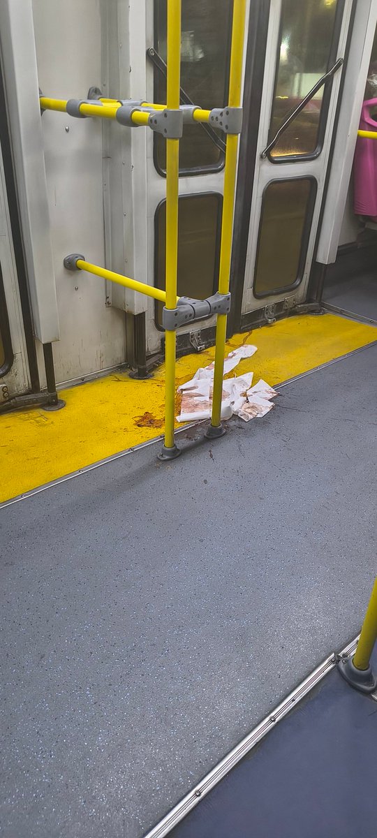 princesaxena's tweet photo. @MetrobusCDMX la unidad 465 de la línea 3 que va ahorita dirección Tenayuca se encuentra sucio. Linda tarde gracias https://t.co/aCCKar0x65