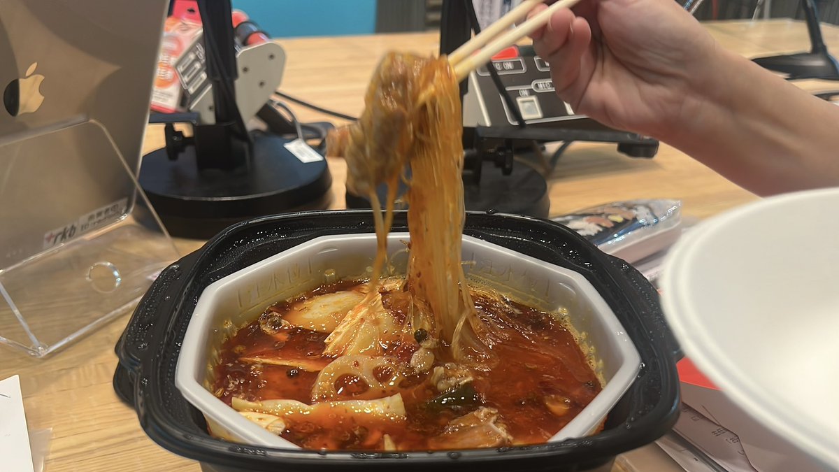 rkbtoi's tweet image. 【 プレイバック・パート４ 】

海底撈(かいていろう)の
四川風 即席火鍋 マーラービーフ‼️

花椒の刺激的な香り！
そして、舌がシビれるお味〜！！！

スタッフも試食しましたが
皆むせました…🌶🥵🔥

#toi3 #RKBラジオ