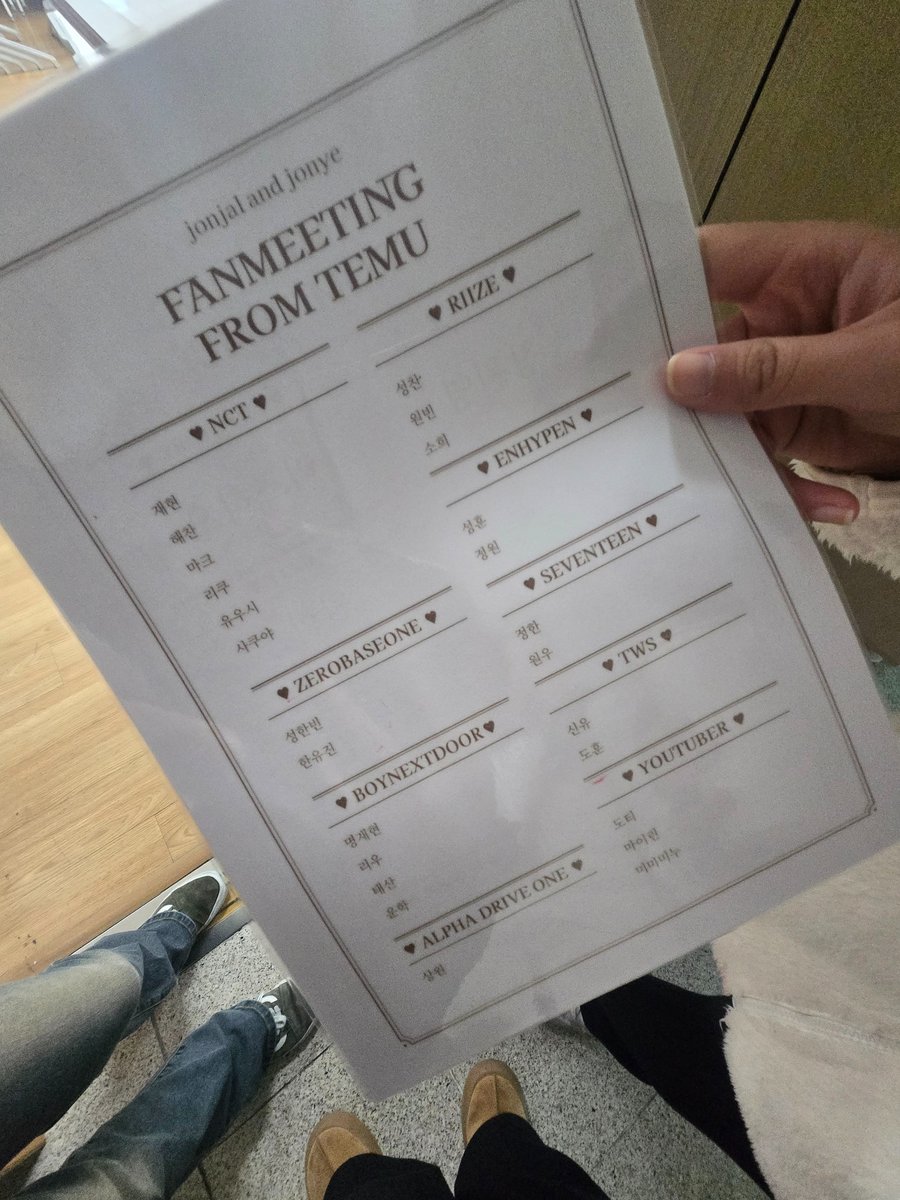 xlroale's tweet image. 학교축젠데ㅜㅜ 종이탈 쓰고 팬싸해줌
처웃겨서할라고