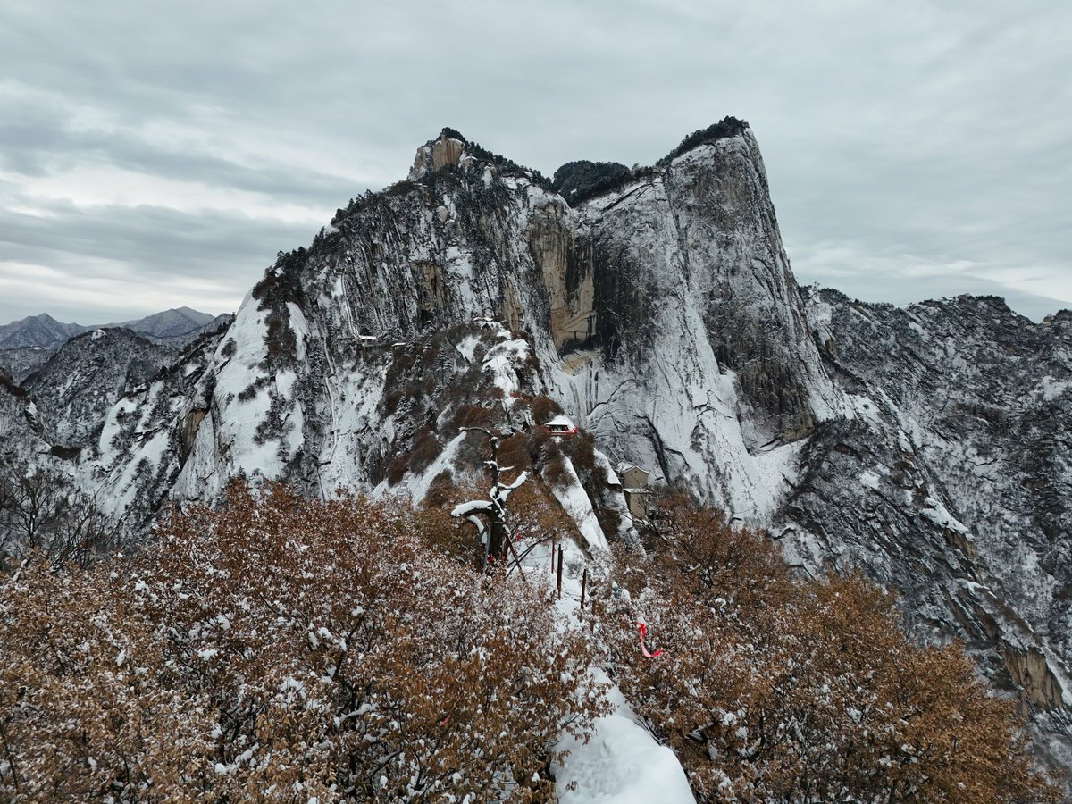 Thisisweinan's tweet image. Huashan’s first snow of the winter has arrived! ❄️🏔️
On Nov 16, the mountain transformed into a silver-white wonderland—peaks piercing the clouds, ancient temples wrapped in snow, and the iconic Huashan pines standing strong under fluffy snowcaps.
#Huashan #ChinaTravel #Snow