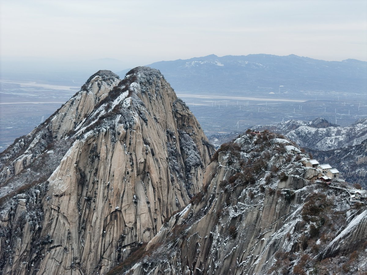 Thisisweinan's tweet image. Huashan’s first snow of the winter has arrived! ❄️🏔️
On Nov 16, the mountain transformed into a silver-white wonderland—peaks piercing the clouds, ancient temples wrapped in snow, and the iconic Huashan pines standing strong under fluffy snowcaps.
#Huashan #ChinaTravel #Snow