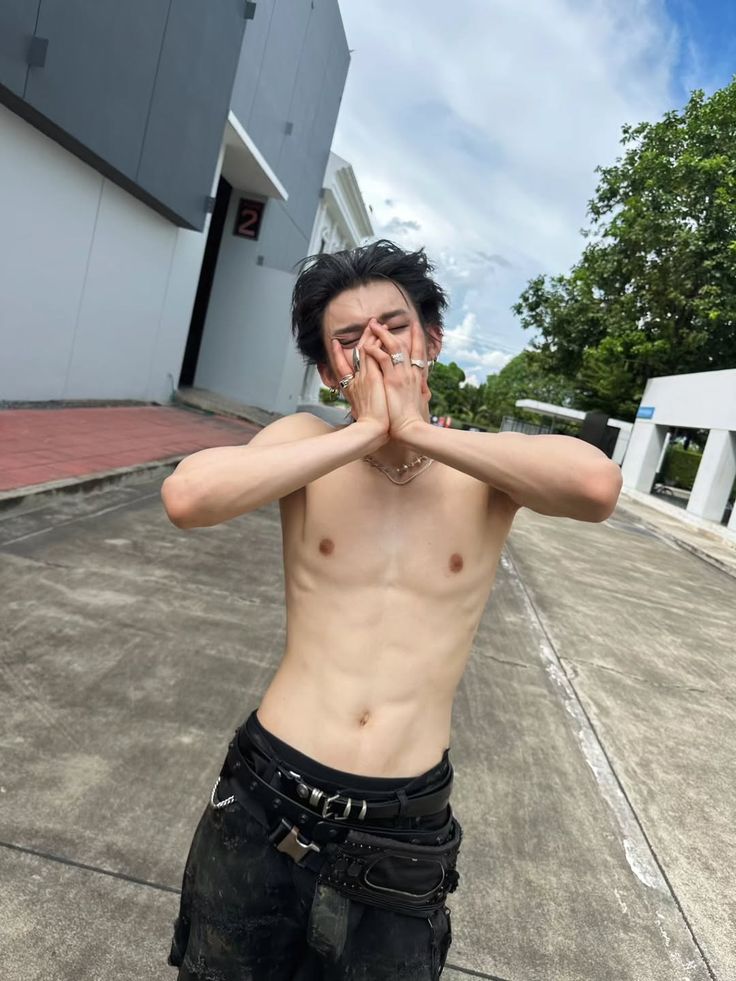 mylittlecrown's tweet image. i love this pic bcos it lowkey looks like he has top surgery scars #transawarenessweek 🩵🩷