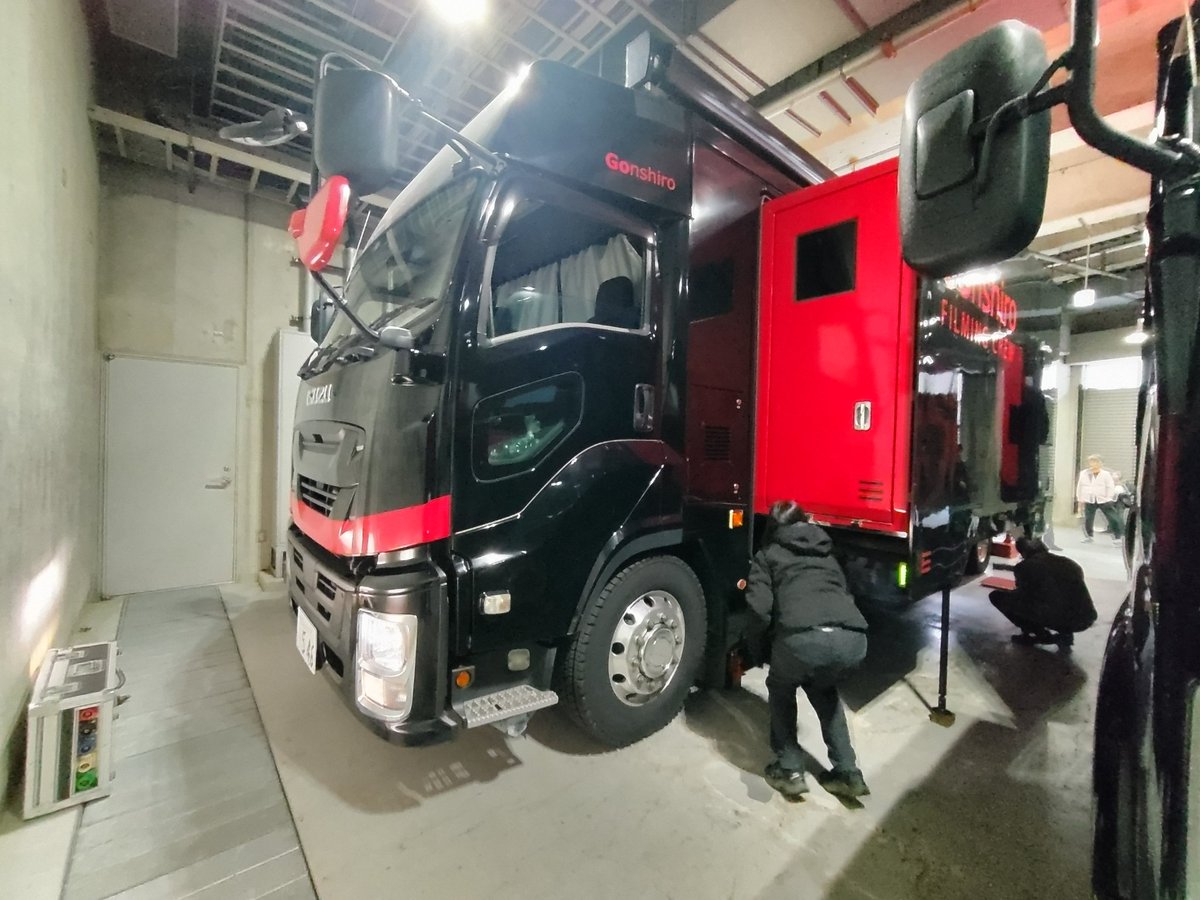 koike_ep's tweet photo. #権四郎4K中継車
#支援車ミュンヘン と共に
#さいたまスーパーアリーナ へ搬入を終えました。
車体はエアサスのエアーを最大供給、敷板を利用せず水平取り完了です。

@gonshiro_1989
#権四郎
#Gonshiro
#中継車 https://t.co/EtQ4vkf0El