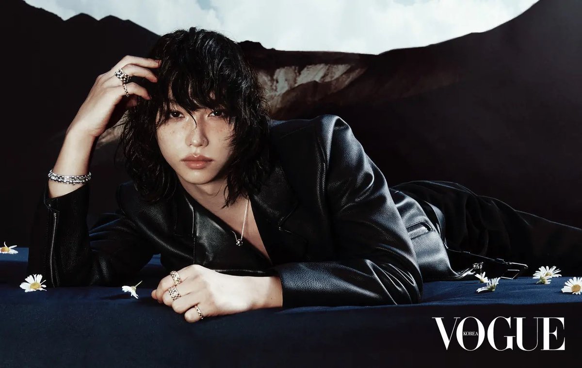 BooLilyt_'s tweet image. Con estas fotos siento que ascendí y descendí… Felix literalmente juega con mi existencia