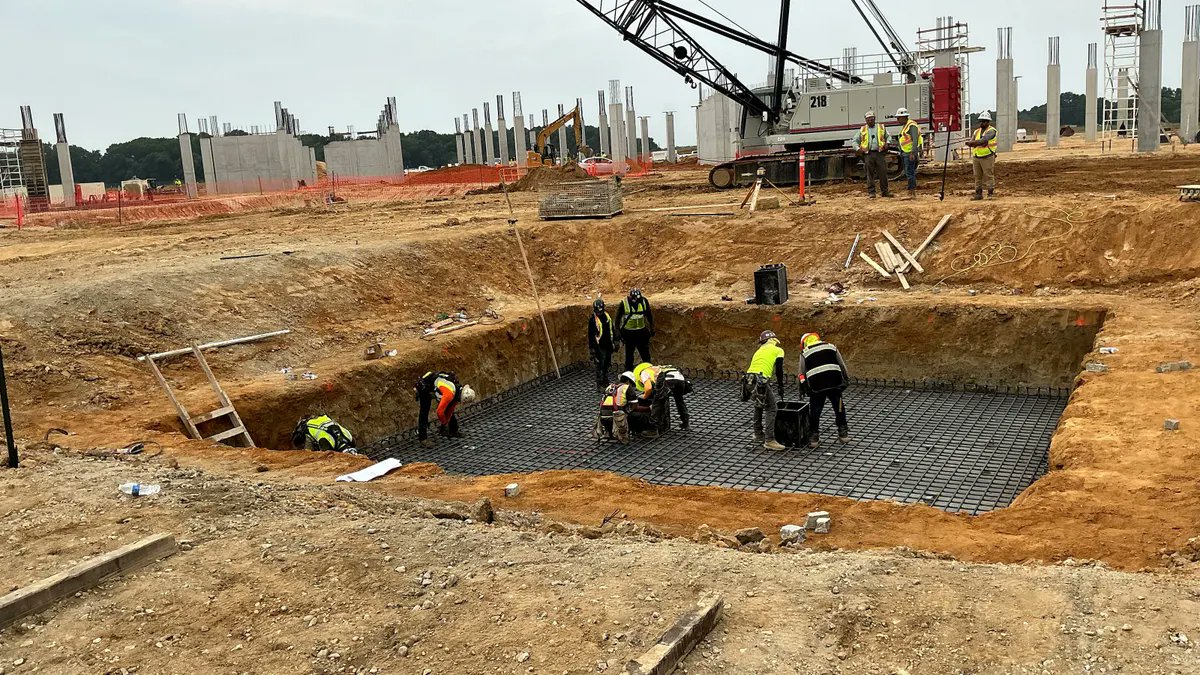 constructive_in's tweet image. Foundation first. Every strong structure begins with precise groundwork. The team is setting the rebar grid and preparing this footing for the next phase. Accuracy today means stability tomorrow.
#FoundationWork #RebarPlacement #ConstructionCrew #OnSiteDaily #CivilEngineering