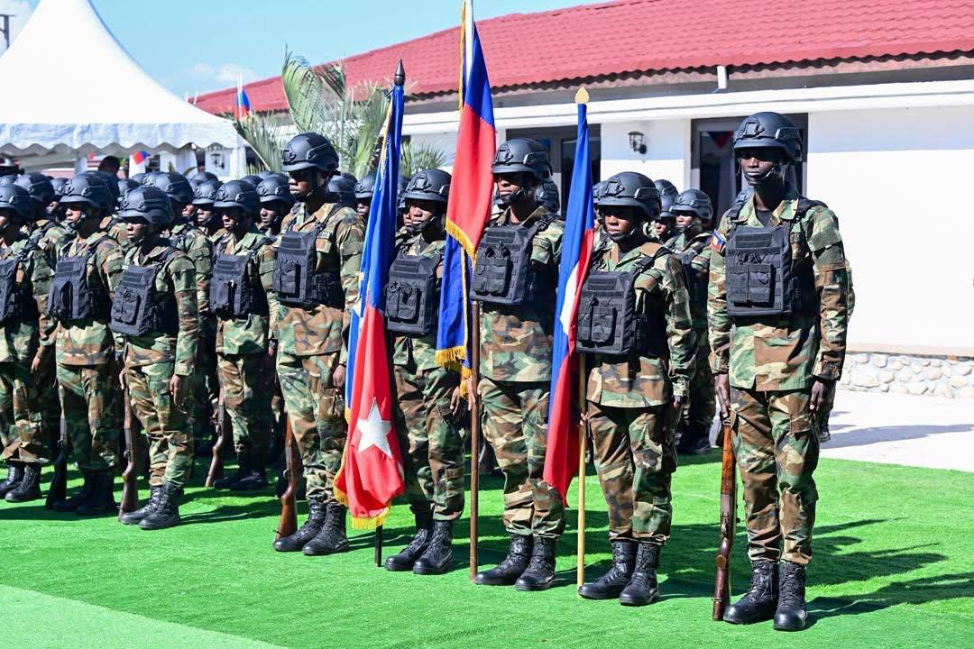 SupportFAdH's tweet image. Lieutenant General Derby Guerrier, the Chiefs of Staff of the Haitian Armed Forces, and a battalion of the FAd&apos;H at the Villa d&apos;Accueil on the occasion of the 222nd commemoration of the Battle of Vertières and Haiti&apos;s Armed Forces Day, this November 18th, 2025. 🇭🇹
.
#FADH…