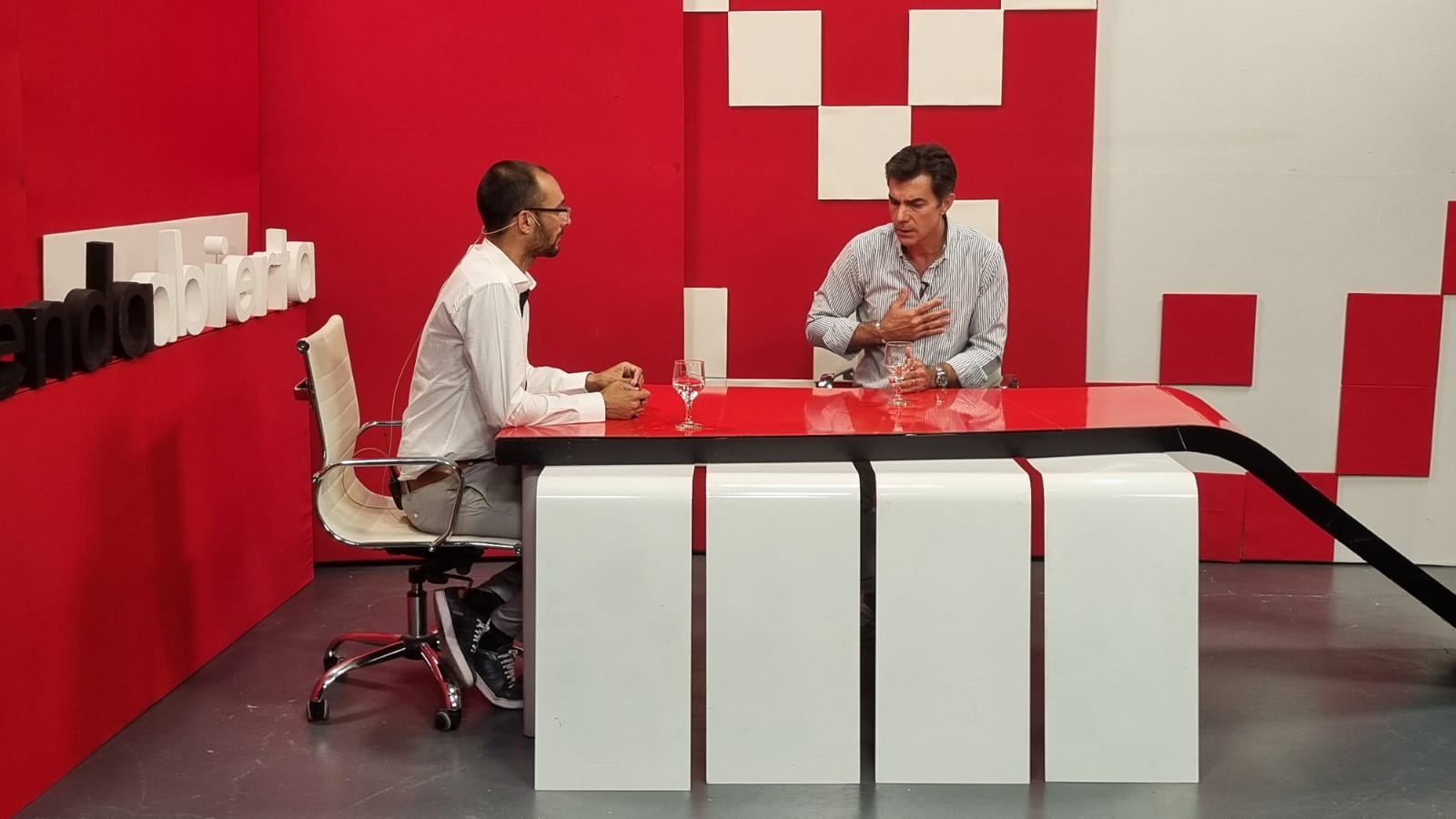 G6FIE77XwAAqC-Q?format=jpg&name=large