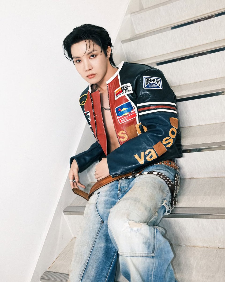 carryhope_byJ's tweet image. I vote #jhope for #POPGOLDENAWARDS2025