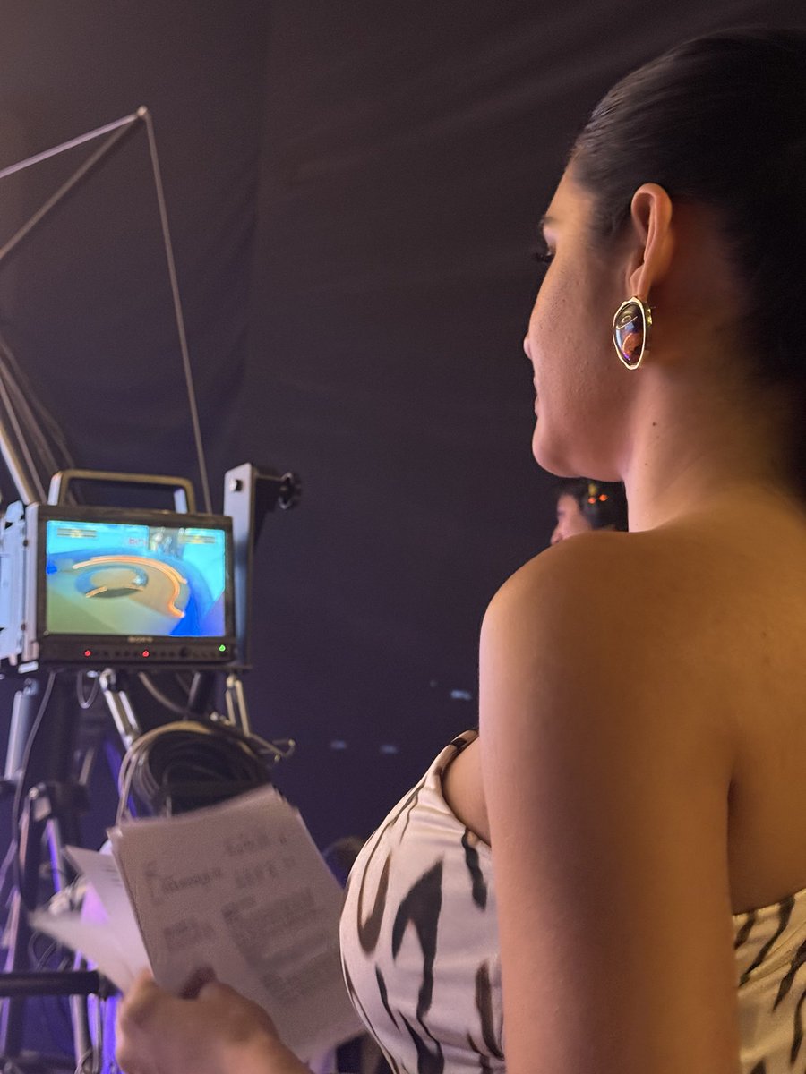 Nossa apresentadora concentradíssima para comandar o #ABordo2025