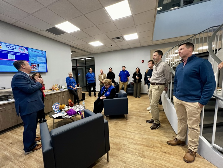 clevecityschool's tweet image. Cleveland City Schools welcomed community partners for our Cleveland Connection Bus Tour. From Blythe-Bower to CMS and CHS, guests saw great programs and opportunities for students, including a class where students are building an airplane. #BuildingCommunity