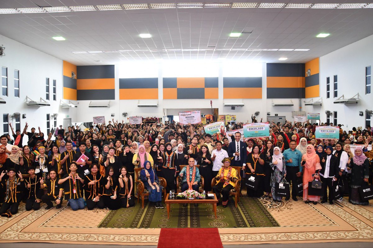 MohdShukriYajid's tweet photo. Officiated the vibrant Sabah Ethnic Festival 3.0, hosted by @MSUCSabah. An impactful showcase of incredible diversity and deep-rooted cultural heritage. Let's celebrate the unique traditions and unity through culture  #MSUSabahEthnicFest2025 @MSUmalaysia #MSUsdg #MSUsdgheritage https://t.co/O2AYjlwt71