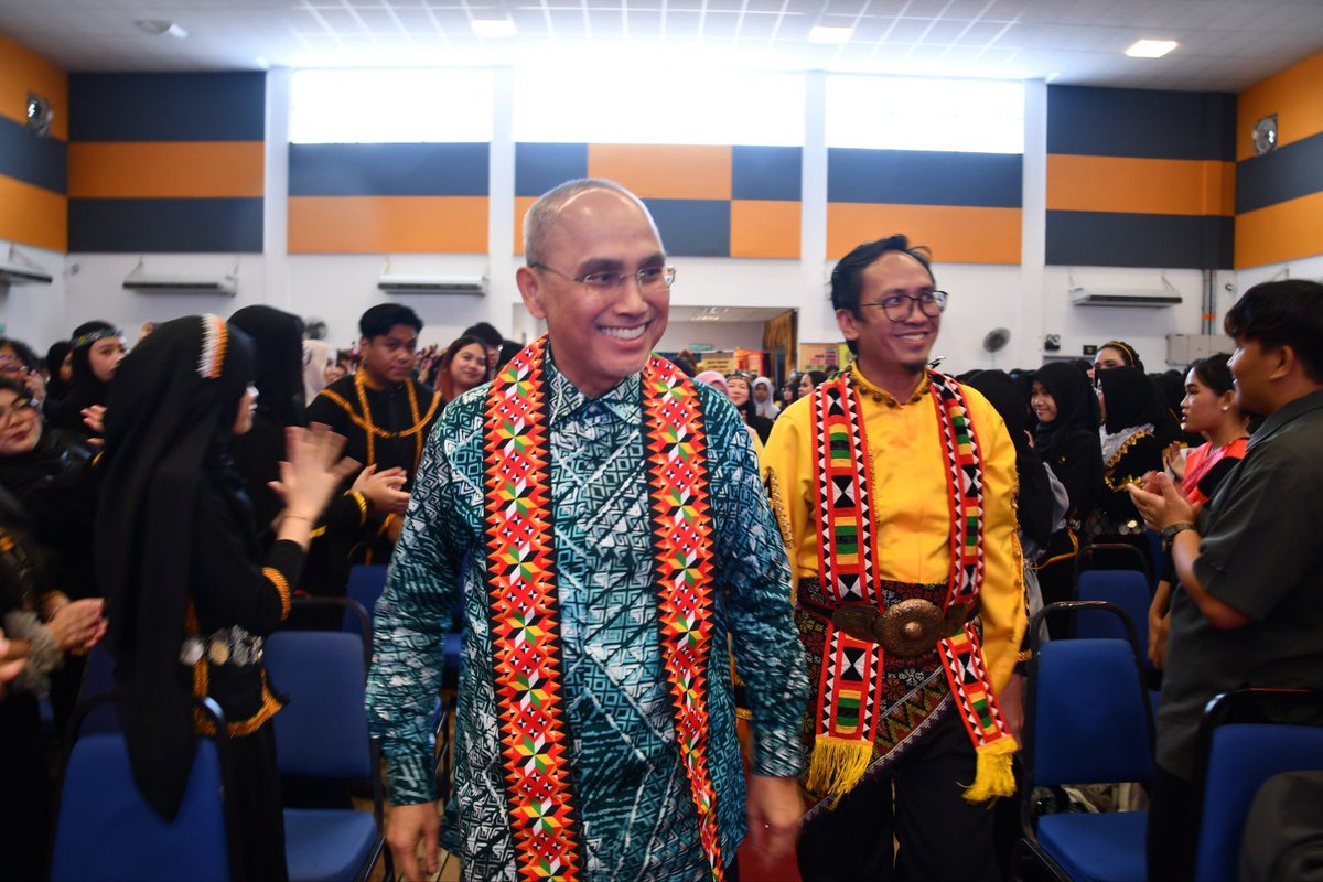 MohdShukriYajid's tweet photo. Officiated the vibrant Sabah Ethnic Festival 3.0, hosted by @MSUCSabah. An impactful showcase of incredible diversity and deep-rooted cultural heritage. Let's celebrate the unique traditions and unity through culture  #MSUSabahEthnicFest2025 @MSUmalaysia #MSUsdg #MSUsdgheritage https://t.co/O2AYjlwt71