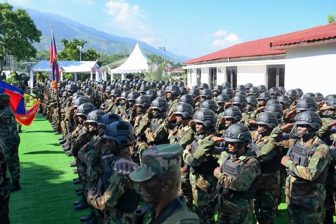 SupportFAdH's tweet image. Lieutenant General Derby Guerrier, the Chiefs of Staff of the Haitian Armed Forces, and a battalion of the FAd&apos;H at the Villa d&apos;Accueil on the occasion of the 222nd commemoration of the Battle of Vertières and Haiti&apos;s Armed Forces Day, this November 18th, 2025. 🇭🇹
.
#FADH…