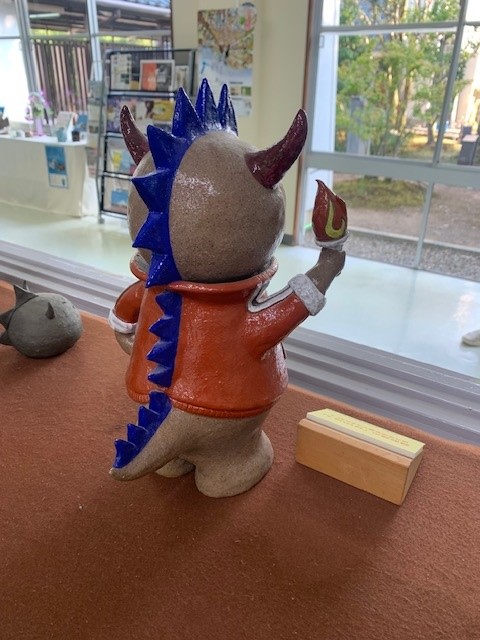 【#大どろぼうに盗まれた！】
大変です！大どうぼうに福井県陶芸館の宝物、「はぴりゅう」の陶器人形一点物が盗まれてしまいました💦

残された名刺には、#福井県立美術館 の住所が…大どろぼうは11月22日から1月12日まで留守にしているようです。行って確かめてみてください！

＃大どろぼうの家