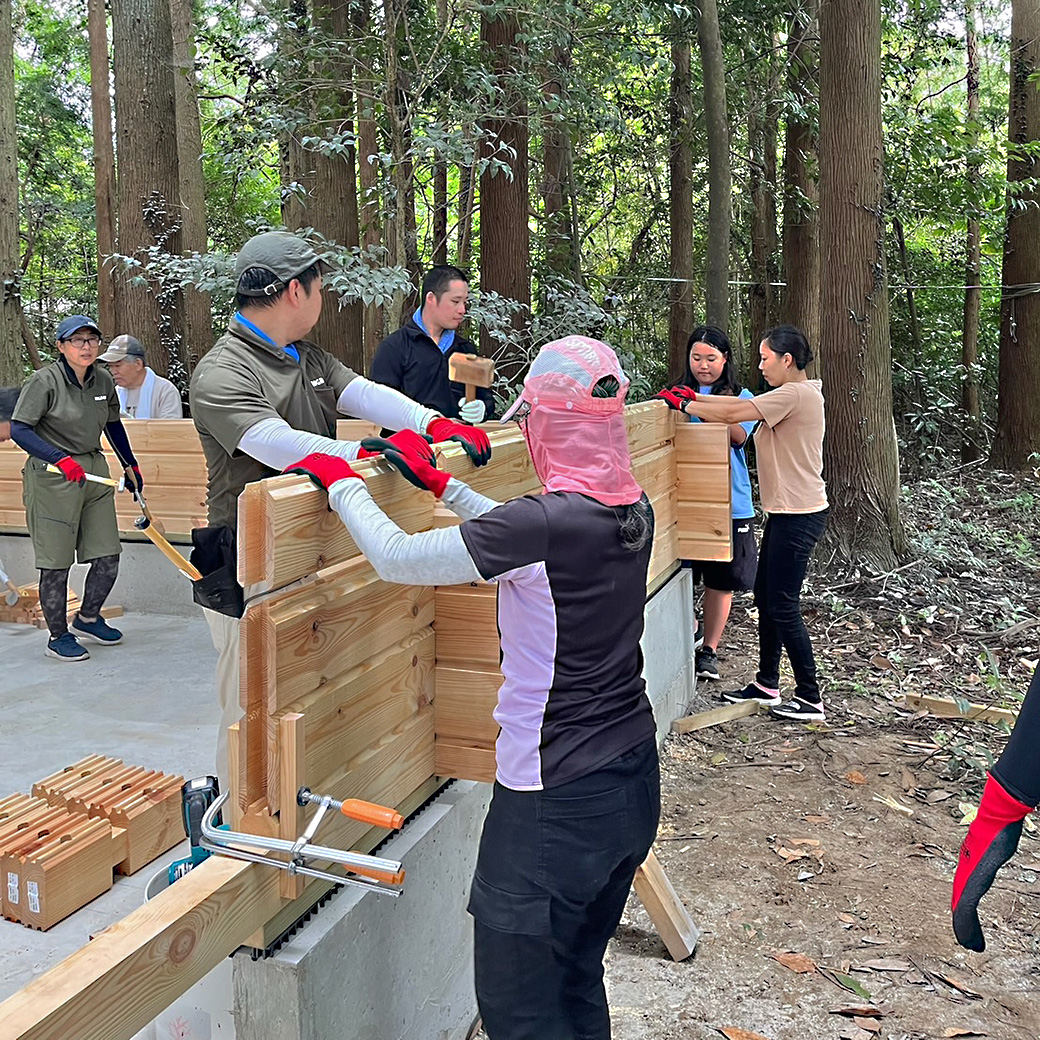 Bigbox_Log's tweet photo. 15.8帖タイプのちょっと大きなミニログハウス　セルフビルドスクール
参加者受付中！！（１０人程度募集）

https://t.co/WTBFTcOb74

#DIY #ログハウス https://t.co/v1t2QqNkIa