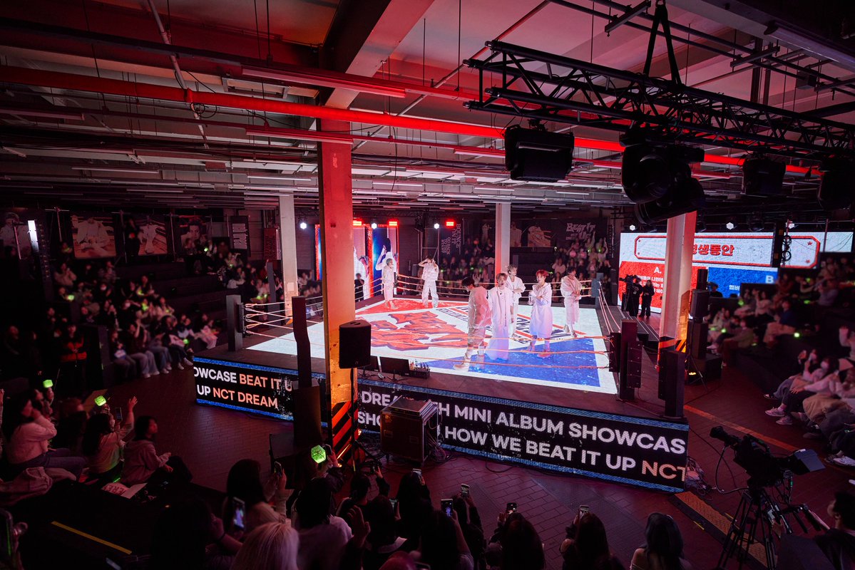 NCTsmtown_DREAM's tweet image. #NCTDREAM, 미니 6집 쇼케이스 성공적 마무리! 신곡 #BeatItUp 무대 첫 공개 화제
MV 속 복싱 경기장 재현해 몰입도 UP
“시작부터 느낌 좋아” 시즈니랑 폼 제대로 끌어올렸다!

naver.me/x2cV0rXb

#NCTDREAM #BeatItUp
#NCTDREAM_BeatItUp