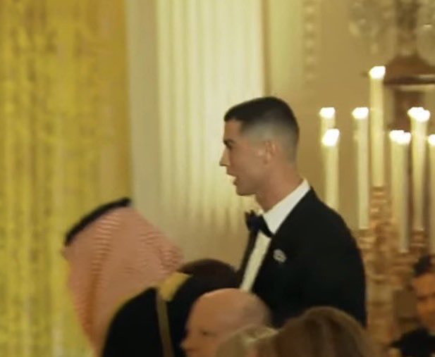 Donald Trump: “I know Messi fans say Ronaldo cannot enter US. I dare one person to lay a hand on him right now, I dare you.”