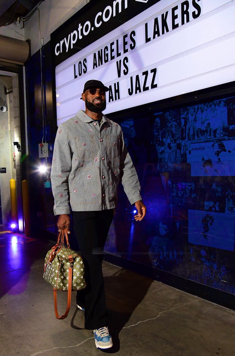 LEBRON JAMES IS IN THE BUILDING 🐐