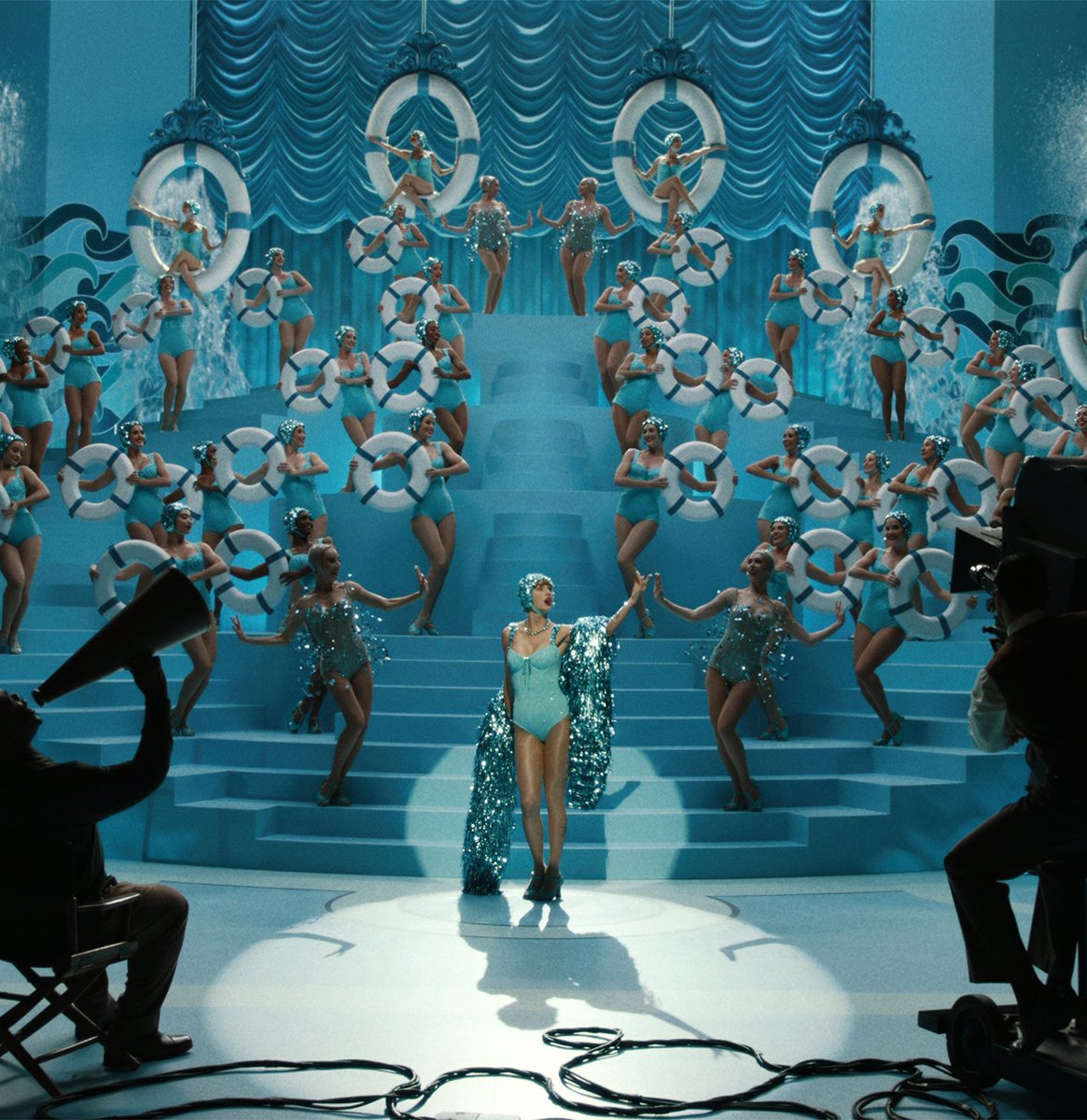 updatecharts's tweet image. Taylor Swift estaria filmando um NOVO clipe em Londres ao lado de algumas celebridades, segundo rumores.