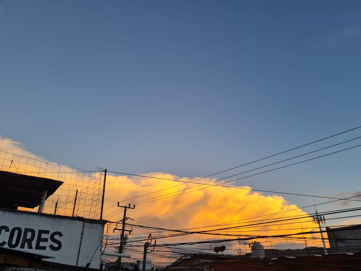 Esta tarde del 18 de #noviembre, se desarrolló una nube Cumulonimbus capillatus incus en la región Comiteca de #Chiapas. La nube creció tanto que fue visible desde San Cristóbal de las Casas, desde donde <a href="/NavarroLang/">LANG</a> nos comparte estas fotos.
#cloud #NUBE #sky #sunset #atardecer