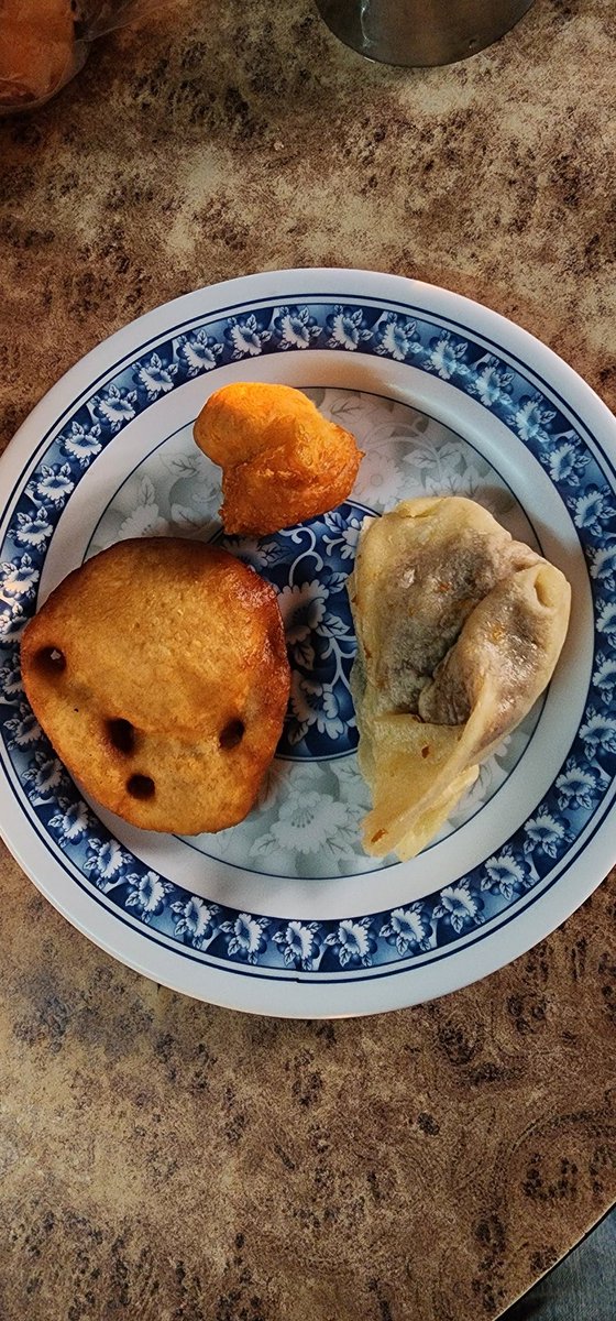 oops_u's tweet image. पशुपतिको जात्रा सिद्राको बेपार भनेको जस्तै भो । पशुपति बाट फर्किँदा हाँडीगाउँको मिठाई पसल सुरचन्द्र छिरियो। जेरी पाकेको रैनछ हलुवा, स्वारी, मालपुवा र ग्वारामरी ल्याइयोन्त 😋😋