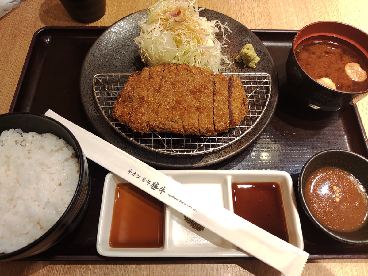 yukk_run's tweet image. 昨日は30kmビルドアップ🏃‍♂️
体の動きが悪かったので、4&apos;45/kmから入ってラストは3&apos;50/km😊
アベレージ4&apos;16/km
風が強かったので湘南国際マラソンに向けての良い練習になりました👌
練習後は出掛けついでに、牛カツで栄養補給。
初の牛カツ美味しかったです！