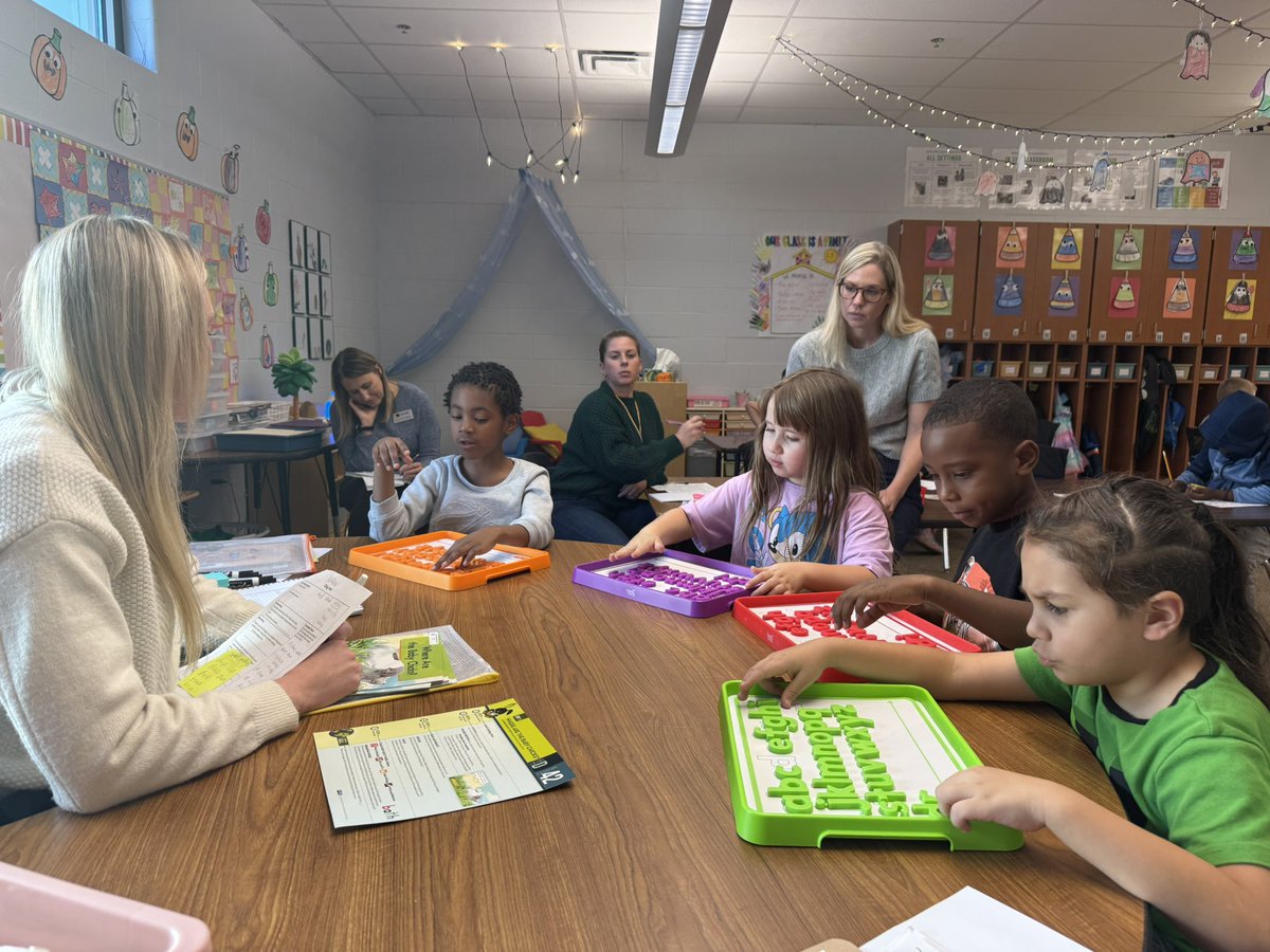 A_MinearAHL's tweet image. Our instructional team got up close and personal during ELA time with Ms. Zacharias, Ms. Barnett, Mrs. Page, and Mrs. Saltat. You want to talk about #CPSbest— these ladies are it! Just look at how engaged their #TrustyHuskies are 👀