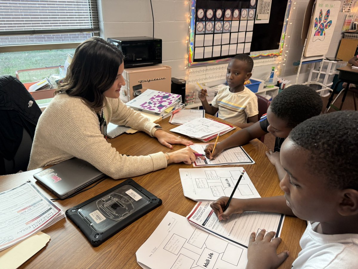 A_MinearAHL's tweet image. Our instructional team got up close and personal during ELA time with Ms. Zacharias, Ms. Barnett, Mrs. Page, and Mrs. Saltat. You want to talk about #CPSbest— these ladies are it! Just look at how engaged their #TrustyHuskies are 👀