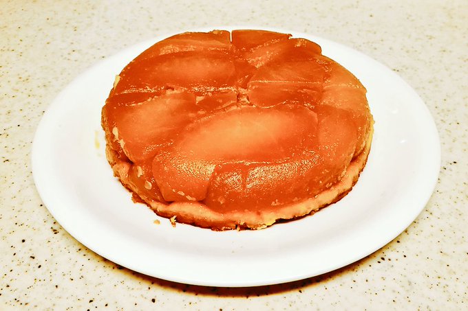 トースターとグラタン皿で作ったシナモン香るタルトタタン(+リンゴの皮で作ったアップルティー)…🍎🍰☕ 