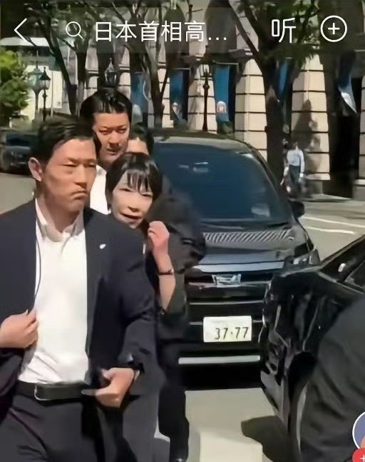 Appraiser008's tweet image. 有网友在东京街头拍到高市早苗和她的座驾，令人震惊的是她的车牌号竟然是37-77。
这充分说明：
日本帝国主义亡我之心一直都在！
日本军国主义从未消失！