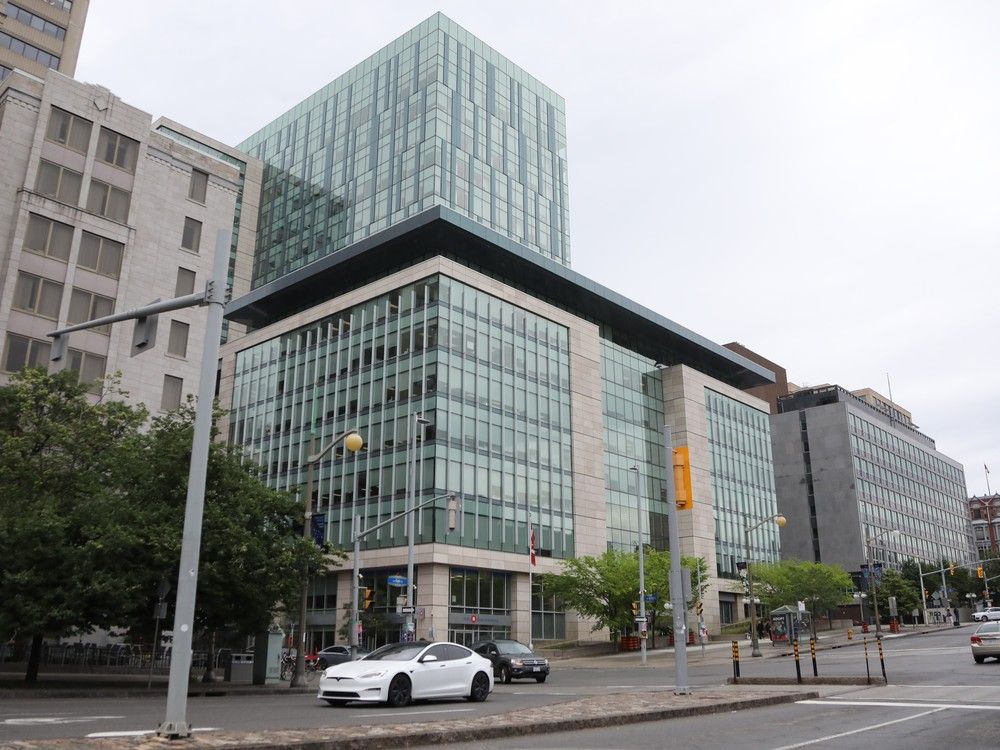 OttawaCitizen's tweet image. Sick days increased almost 14 per cent when public servants returned to office three days a week ottawacitizen.com/public-service…