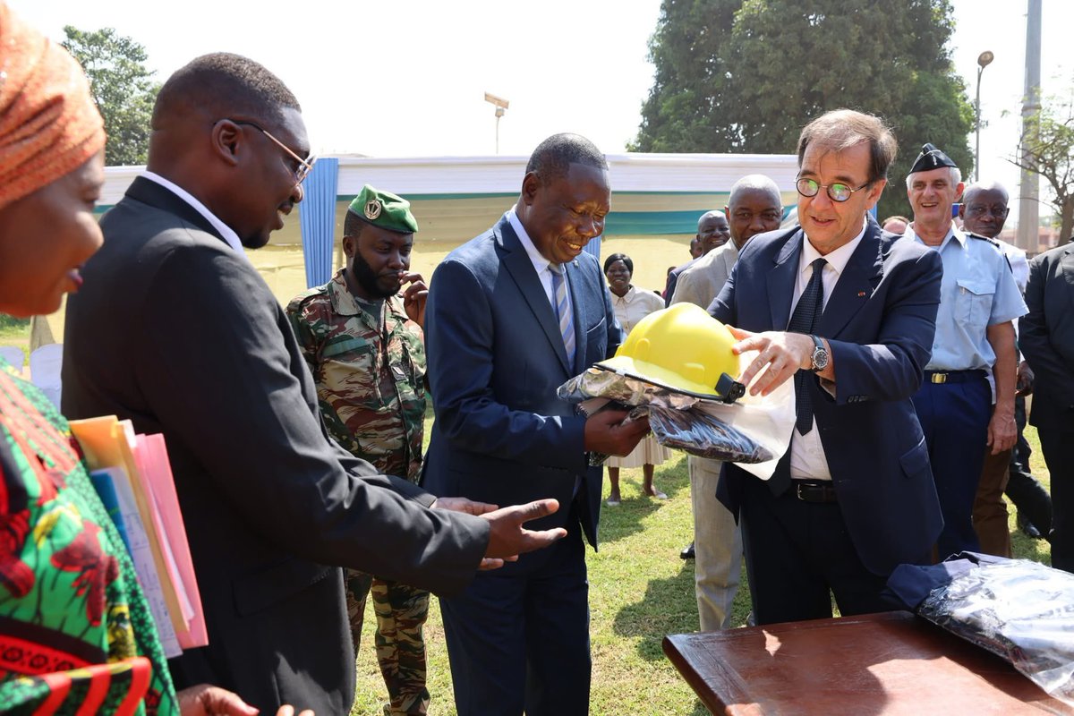 FranceBangui's tweet photo. 🇫🇷🤝🇨🇫 Renforcement de la #Protection_civile_centrafricaine

L’Ambassade de France remet 2 camions anti-incendie et 50 tenues, et lance une coopération avec le #Groupe_Rayan pour former les équipes centrafricaines.
Avec +100 000 € investis, la France reste engagée en RCA. https://t.co/ExpNVCqPLW