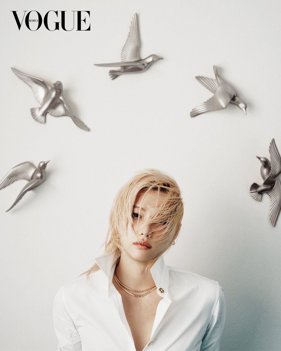 VogueKorea's tweet image. 필릭스가 &amp;lt;보그&amp;gt;의 12월을 찾았습니다.

“전 자신감이 타고난 사람은 아니에요. 자라면서 주변 사람들 덕분에 자신감을 얻고 동기부여도 받게 됐어요. 사람들에게 사랑을 많이 받으면서 여러 감정이 모여 지금의 제가 됐어요.”

🔗vogue.co.kr/?p=716557