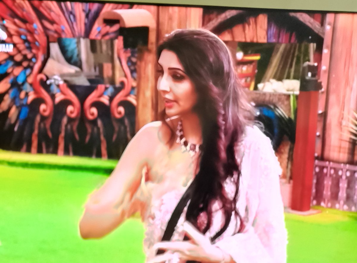 RudraAlways's tweet image. Looks like every guest is coming to just feel and see 
#TanyaMittal ♥️

Her aura in #BiggBoss19 is unreal 🔥🔥🔥
#BB19