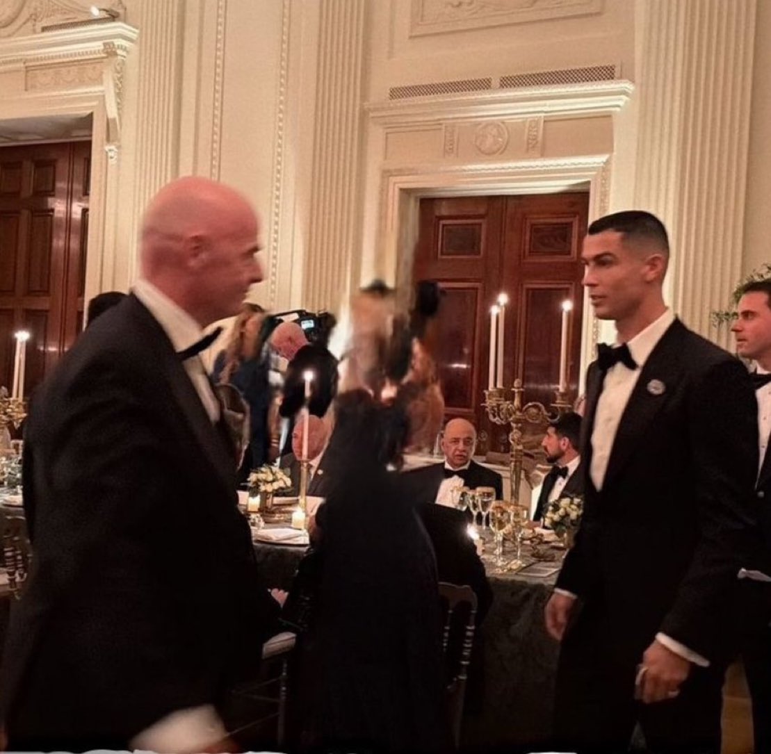 totalcristiano's tweet image. Cristiano Ronaldo with the FIFA president at the White House. 🤝