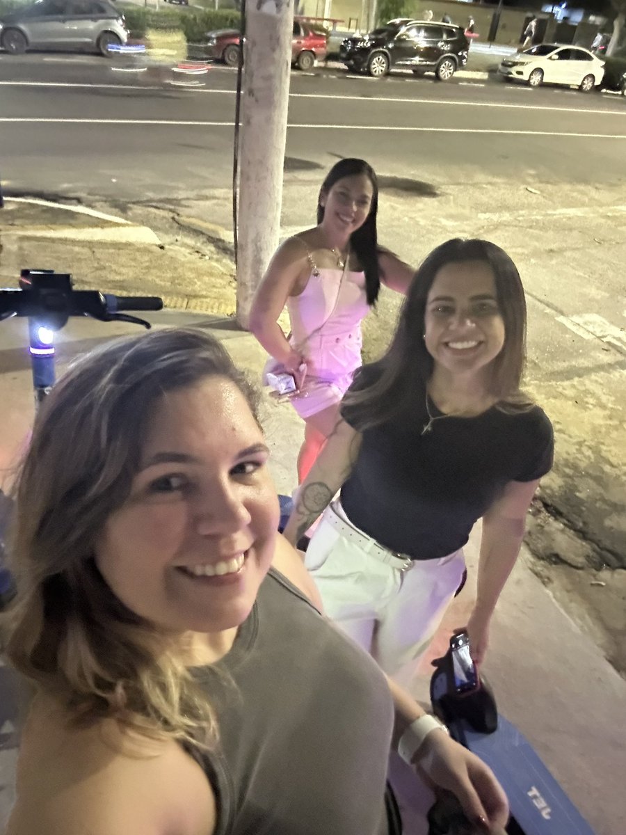 brunacm's tweet image. EU NÃO SABIA QUE PRECISAVA ANDAR DE PATINETE ATÉ ANDAR DE PATINETE

QUE NOITE MARAVILHOSA 
Estar com elas há 11 anos é especial demais!