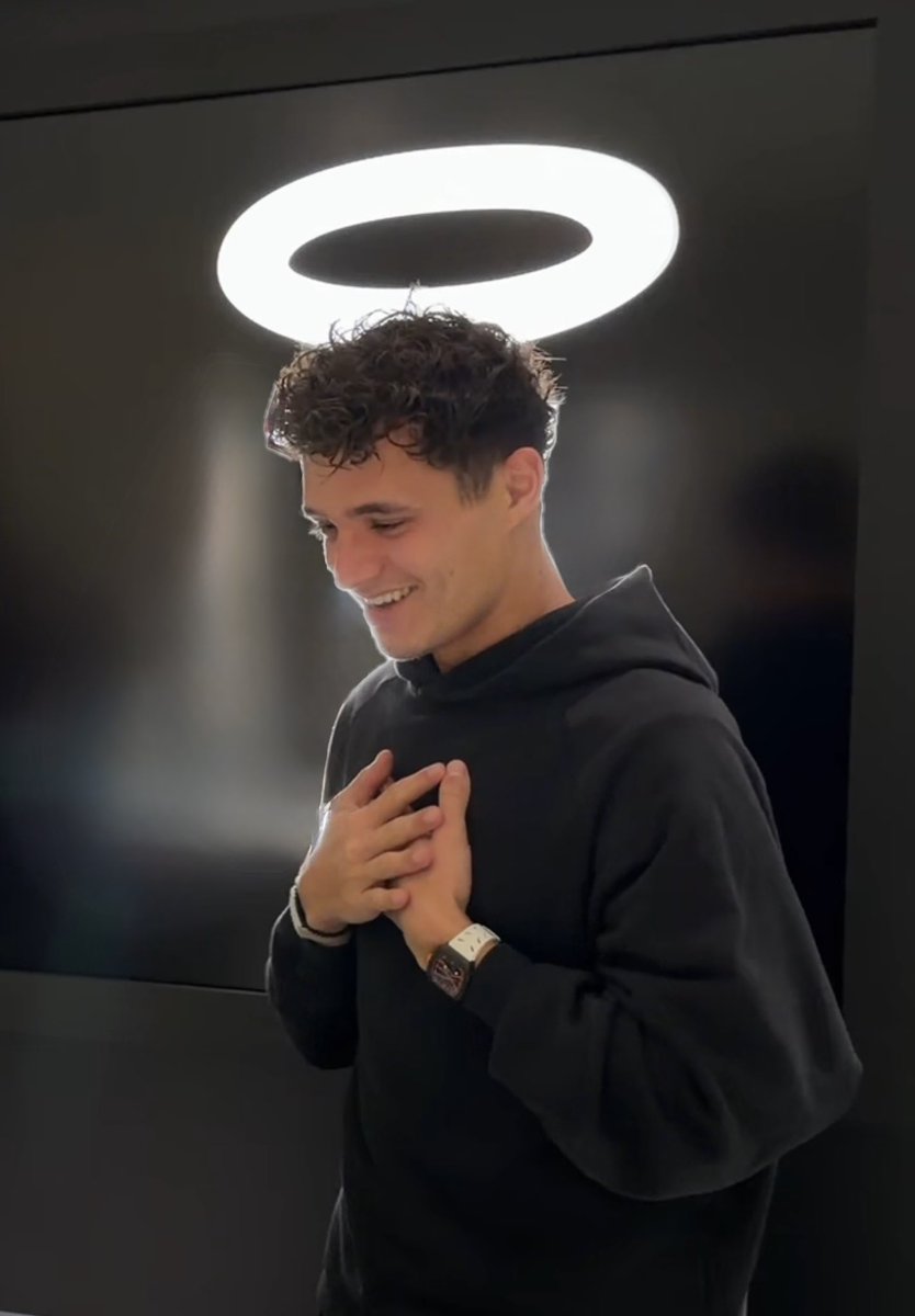 beanielando's tweet image. i tired 😭😭 lowkey he’s got a heavenly glow to him